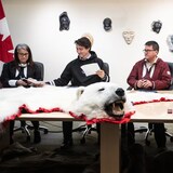 La ministre de la Santé et des Services sociaux des Territoires du Nord-Ouest, Lesa Semmler (à gauche), le premier ministre du Canada, Justin Trudeau (au centre-gauche), le président de la Corporatio régionale inuvialuit, Duane Smith (centre-droite), et la vice-présidente de la corporation, Evelyn Storr, signent une entente sur les services à l'enfance et à la Famille à Inuvik, aux Territoires du Nord-Ouest, le lundi 30 septembre 2024.