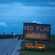 Un avertissement routier au sujet de l'ouragan.