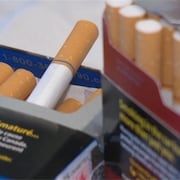 Des paquets de cigarettes.