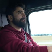 Daljit Sohi est dans son camion et il conduit sur l'autoroute.