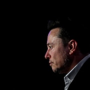 Elon Musk photographié de côté en clair-obscur