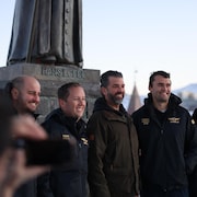 Donald Trump fils pose pour les caméras avec quatre autres personnes, le 7 janvier 2025.