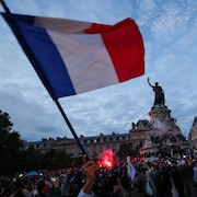 Un participant brandit un drapeau français.