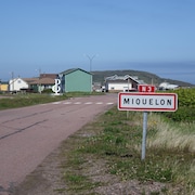 Une affiche indique Miquelon à l'entrée du village. 