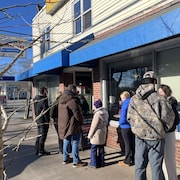 Une file de personne attendent devant le restaurant 