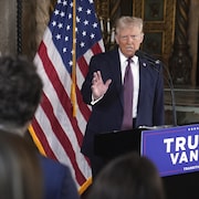 Le président Trump parle durant une conférence de presse.