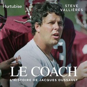 Photo de Jacques Dussault entouré de joueurs de football.