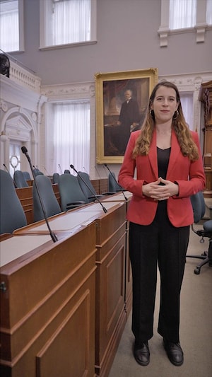 Héloïse Rodriguez dans l'Assemblée législative.