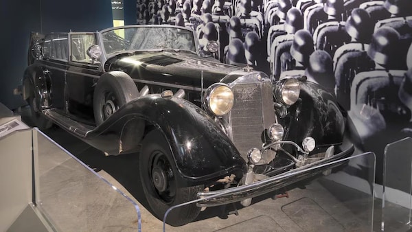 Une Mercedes datant de la Seconde Guerre mondiale trône dans une salle d'exposition du musée.