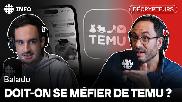 Vignette promotionnelle du 25e épisode de Décrypteurs: le balado. Entre Nicholas et Alexis, l'application Temu est ouverte sur un écran de téléphone. Le logo de Temu est aussi présent.