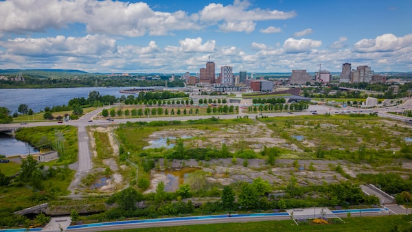 Une photo aérienne des plaines LeBreton, avec en arrière-plan le centre-ville de Gatineau.