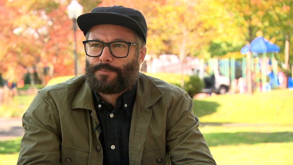 Un homme pensif dans un parc, l'automne. 