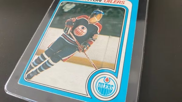 Une famille de la Saskatchewan vend aux enchères un coffret de cartes de hockey de 1979 non ouvertes, marquant le début de Wayne Gretzky. 