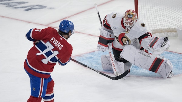 Jake Evans effectue un tir sur Linus Ullmark qui capte la rondelle dans sa mitaine.