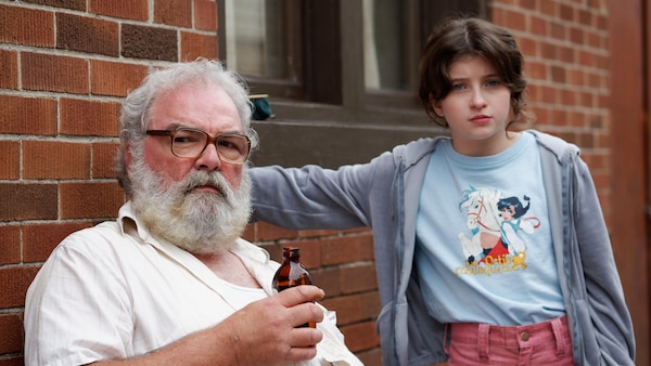 Gildor Roy et Juliette Bharucha dans le film «La petite et le vieux».