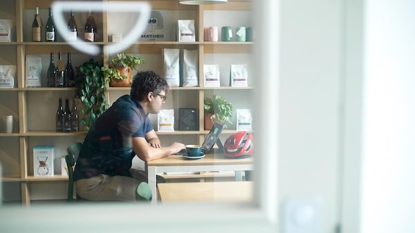 Un scientifique observe des données sur son ordinateur portable.