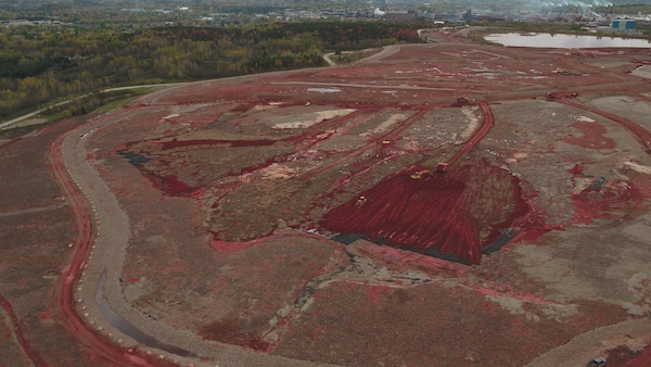 Image aérienne d'un dépotoir de bauxite à l'usine de Rio Tinto au Saguenay.