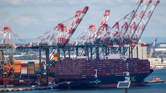 Un porte-conteneurs amarré au port  de Newark, au New Jersey.