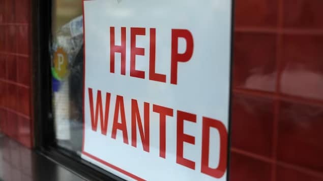 Signage na mababasa 'Help Wanted.'
