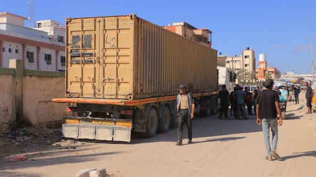 Palestinian health officials say they will not receive the 88 unidentified bodies delivered by Israel to Nasser Hospital in southern Gaza on Wednesday, adding that they are unable to proceed with proper steps without any information on the individuals killed. 