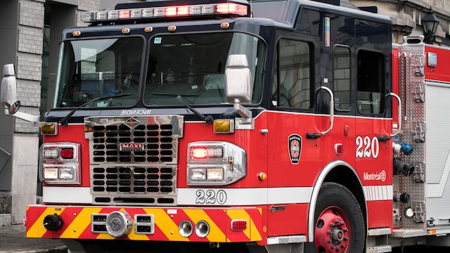Un camion de pompiers du Service de sécurité incendie de Montréal.