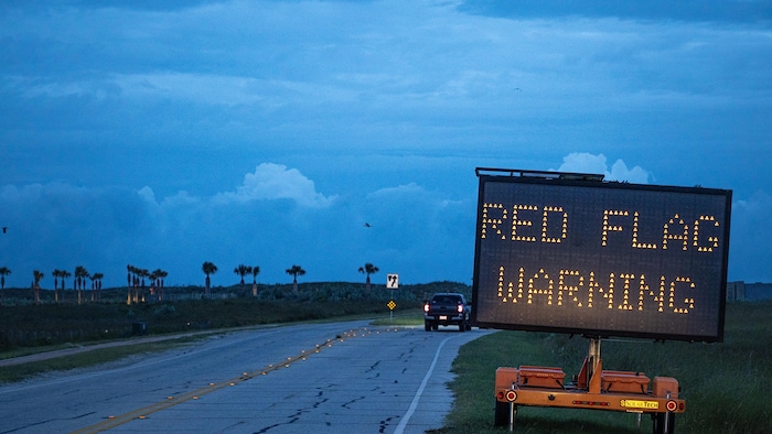 Un avertissement routier au sujet de l'ouragan.