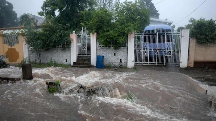 De l'eau coule dans une rue. 