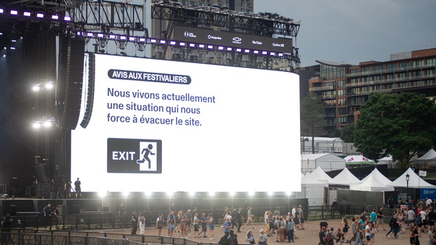 Une écran livre le message aux festivaliers.