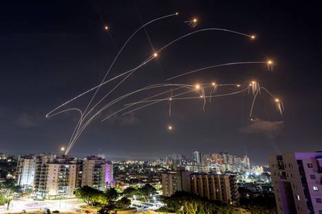 Iron Dome toiminnassa sunnuntaina Ashkelonin yllä.