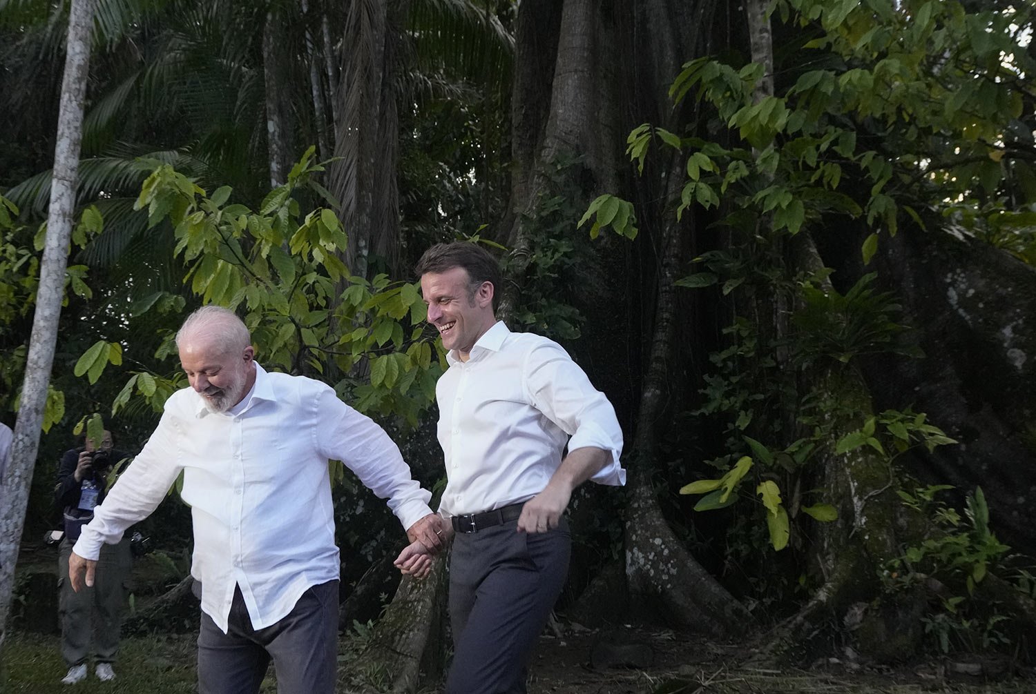  Brazil's President Luiz Inacio Lula da Silva, left, and French President Emmanuel Macron, arrive on Combu Island, near Belem, Para state, Brazil, March 26, 2024. (AP Photo/Eraldo Peres). 