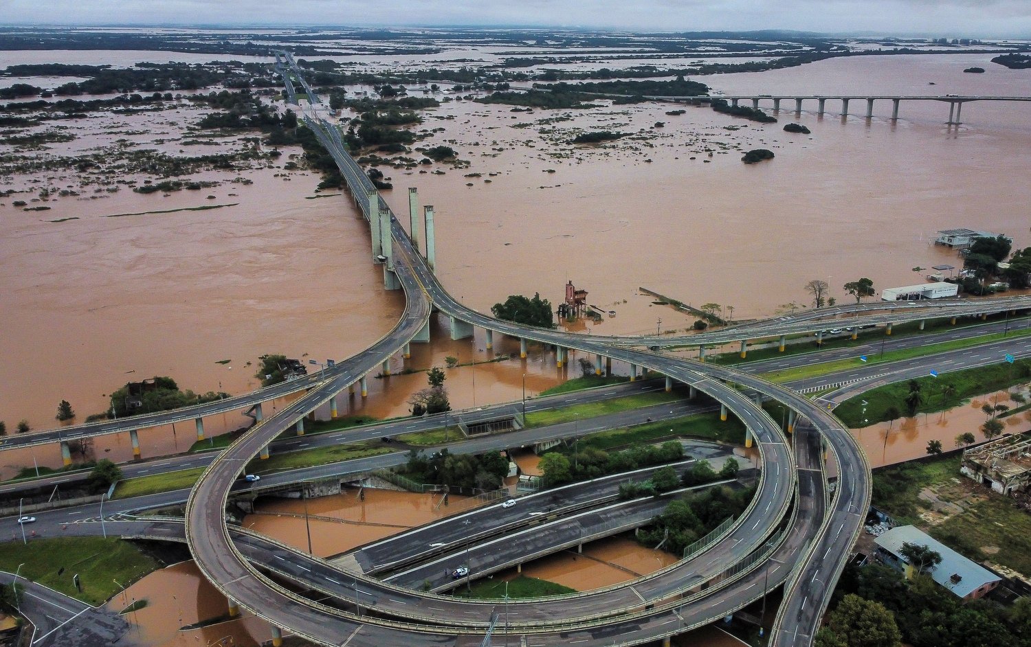  Floodwaters hover under highways amid heavy rain in Porto Alegre, Rio Grande do Sul state, Brazil, May 3, 2024. (AP Photo/Carlos Macedo) 