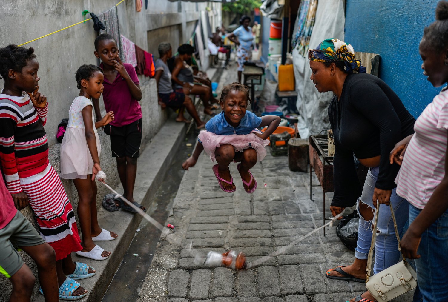  A girl plays a jump rope game at a school that is housing residents displaced by gang violence in Port-au-Prince, Haiti, May 15, 2024. (AP Photo/Ramon Espinosa) 