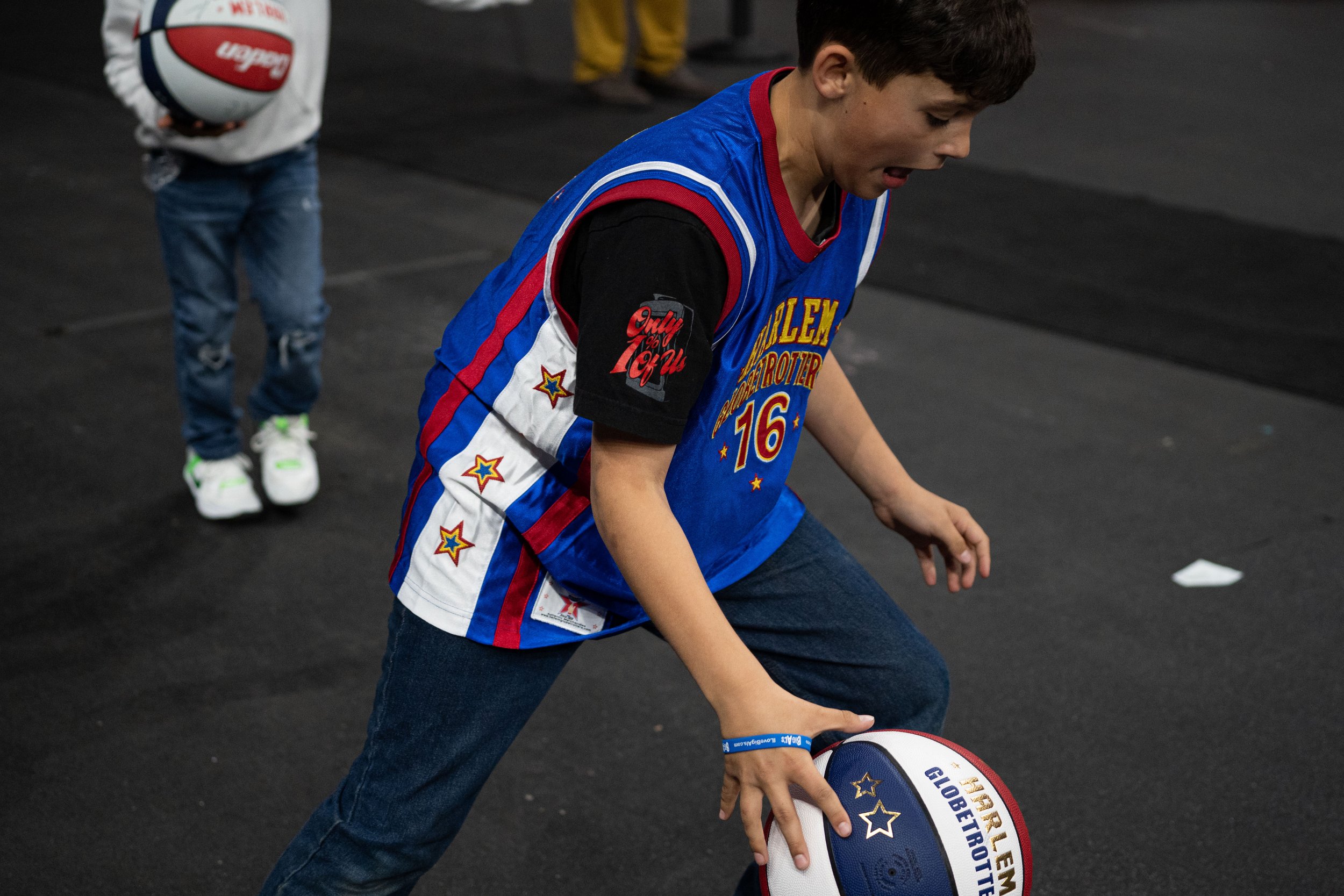  Harlem Globetrotter fan freestyles at the end of the court at Toyota Arena in Ontorio, Calif. on Monday, Feb.19, 2024. (Danilo Perez | The Corsair) 