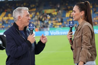 Bastian Schweinsteiger (l.) und Esther Sedlaczek: Das TV-Duo der ARD harmoniert auch nach der EM.