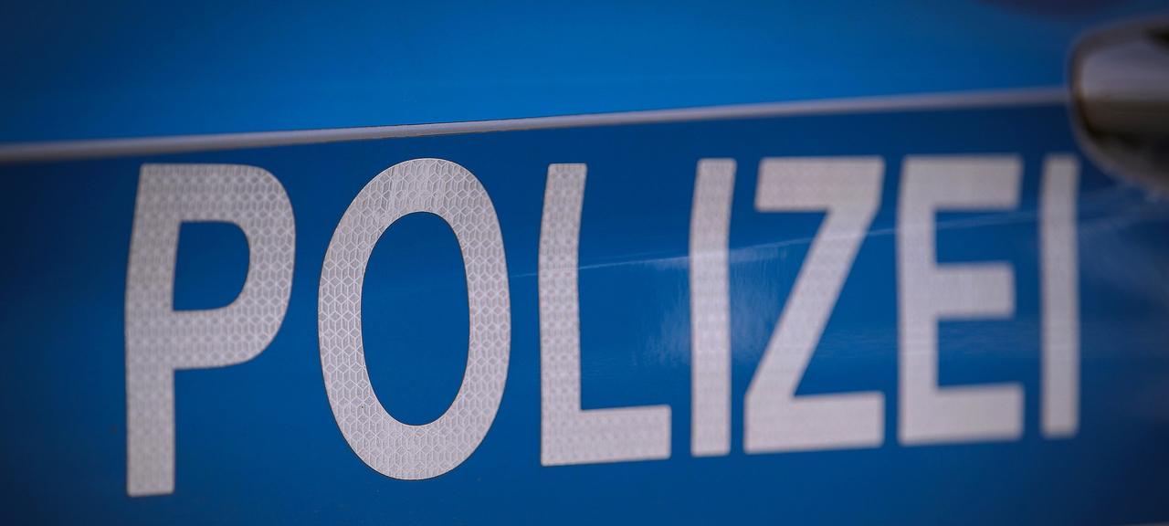 Die Seitentür eines Polizeiautos mit der Aufschrift "Polizei"