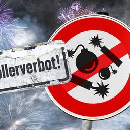 Warnschild mit durchgestrichenen Feuerwerkskörpern, Schild mit Aufschrift "Böllerverbot", im Hintergrund Feuerwerksraketen