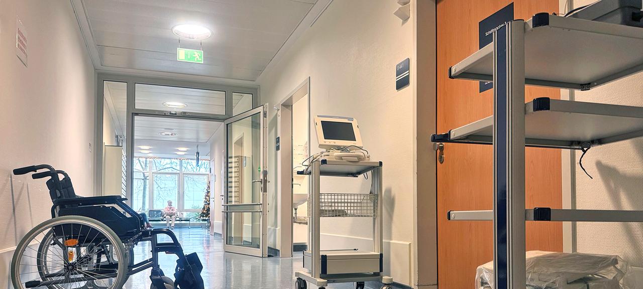 Symbolbild: Ein Rollstuhl steht in einem Flur von einem Krankenhaus am 02.01.2025. (Quelle: picture alliance/SVEN SIMON/Frank Hoermann)