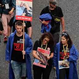 Protestierende auf einer Autobahn bei Tel Aviv, Israel