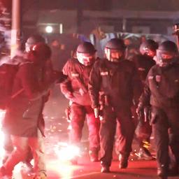 Symbolbild: Einsatzkräfte der Polizei stehen in der Silvesternacht zwischen brennendem Feuerwerk in Berlin am 01.01.2025.(Quelle: picture alliance/dpa/Julius Schreiner)