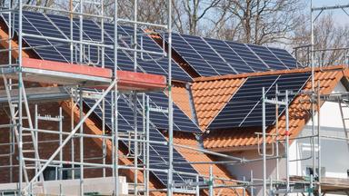 Baugerüst an einem Haus mit Photovoltaik-Anlage