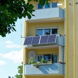 Ein Balkonkraftwerk hängt an einem Balkon