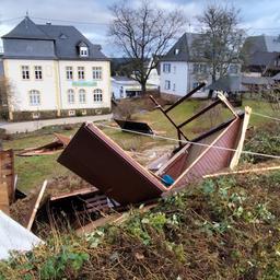 Bei starken Sturmböen über der Region Trier ist in Hermeskeil eine Not-Bushaltestelle weggerrissen worden. Dabei sind auch Menschen verletzt worden.