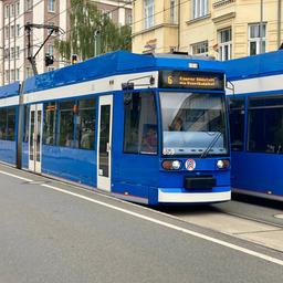 Eine Straßenbahn fährt durch Rostock.