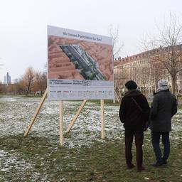 Im Leipziger Lene-Voigt-Park ist die Aufregung groß. Statt eine Parkanlage soll hier künftig ein Parkplatz entstehen. Das kündigt zumindest ein XXL-Plakat an. Auch auf der Eisenbahnstraße ist ein Banner mit Bauankündigung aufgetaucht. 