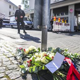 Auf dem Solinger Stadtfest liegen in der Nähe des Tatorts Blumen auf einem Gehweg in der Solinger Innenstadt