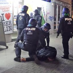 Symbolbild: Einsatzkräfte der Polizei setzen in der Silvesternacht in Neukölln eine Person fest am 01.01.2025. (Quelle: dpa/Julius Schreiner)