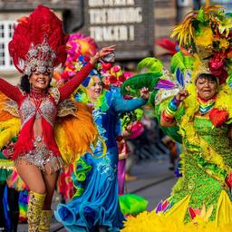 Samba-Tänzerinnen auf Bremer Freimarktsumzug