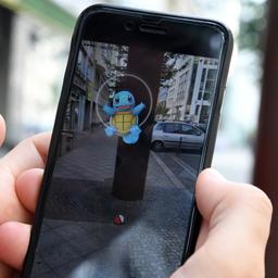 Auf einem Smartphone wird in "Pokémon Go" Glumanda gefangen. 