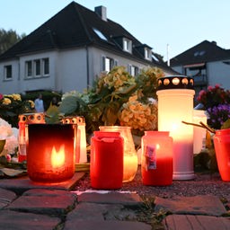 Kerzen und Blumen stehen in der Innenstadt von Solingen.