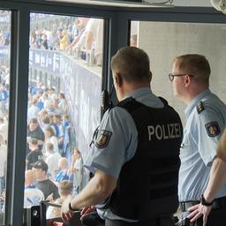 Beamte der Polizei Gelsenkirchen verfolgen ein Fußballspiel im Stadion in Gelsenkirchen.